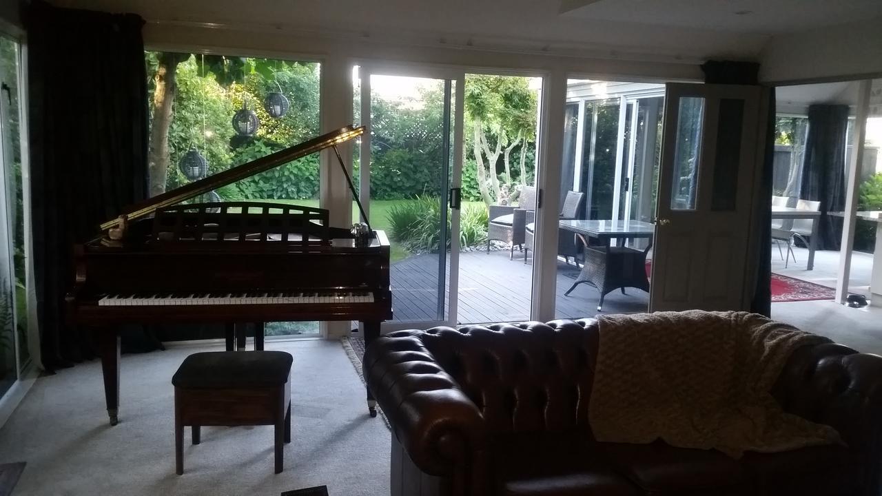 Berni'S Boutique Bnb Christchurch Exterior photo
